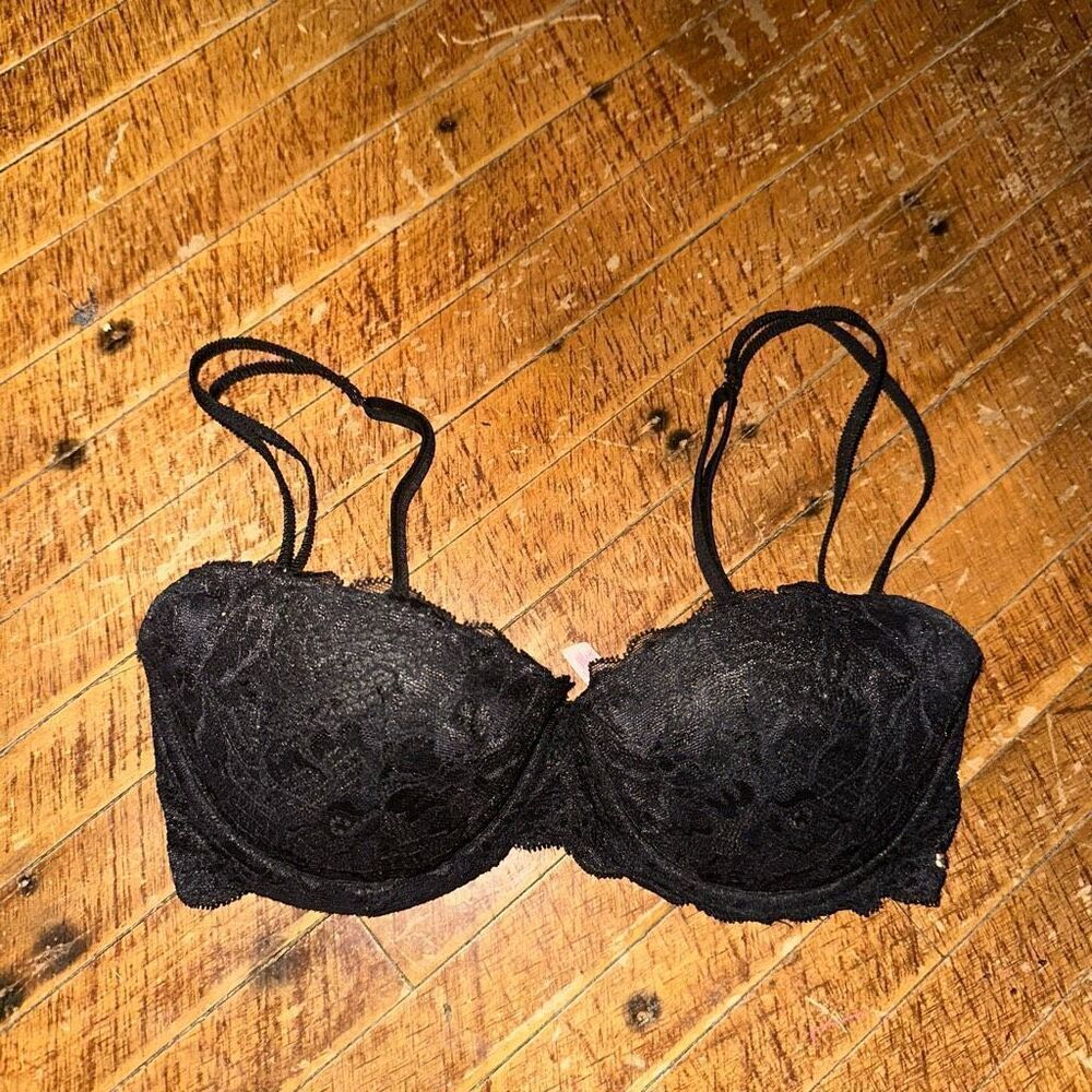 Victoria’s Secret 32D date night push-up lacy black bra